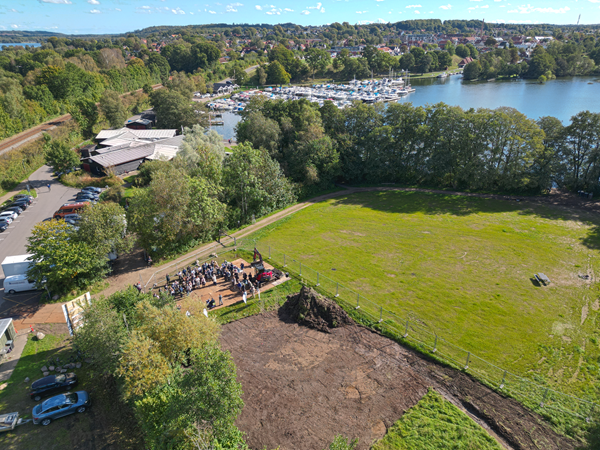Dronefoto af spadestik-arrangementet ved Skimminghøj med udsigt over Gudenåen og Ry Marina.